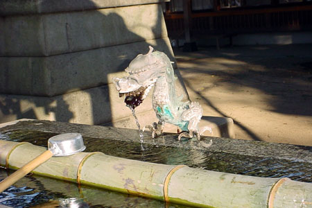 羽黒神社の水飲み場？にある謎の物体