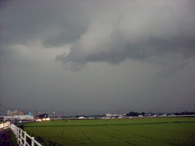 立ち込める雷雲。