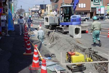 稲荷町通りの郵便局前の側溝の工事風景