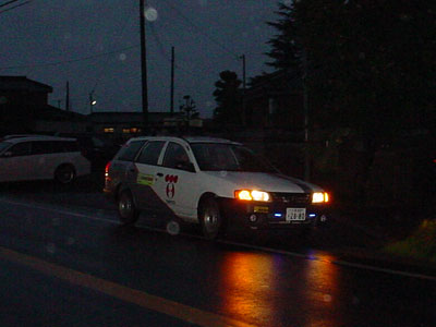 復旧作業中をスピーカーで案内している東電の車[2008年8月19日撮影]
