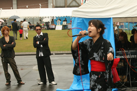 「けむりだま」ボーカルの女性 [2008年8月24日撮影]