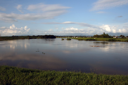 大雨で増水した小貝川と大谷川の合流地点 [2008年8月29日16:30頃撮影]
