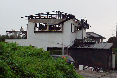 9月10日(水)夜の火災で焼けた家屋 [2008年9月11日撮影]
