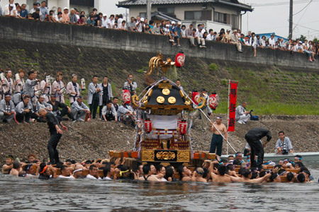 下館祇園まつり 明治神輿川渡御(勤行川) [2009年8月2日撮影]