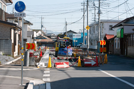 宮田医院前から図書館前へ続く道路の拡幅工事 [2009年11月15日撮影]