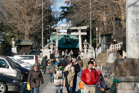 羽黒神社に初詣する人々 [2010年1月1日撮影]