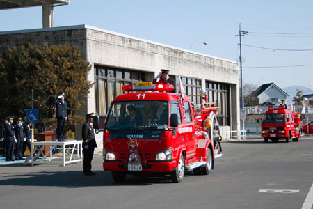 市役所駐車場を出発する消防車のパレード [2010年1月10日撮影]