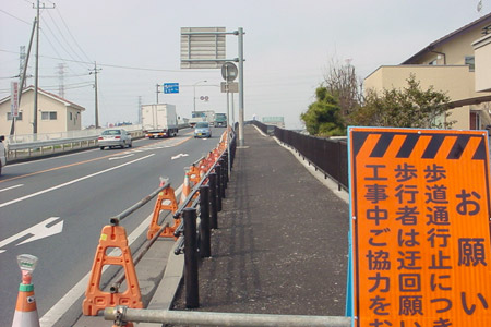 もうすぐ完成の国道50号真岡線陸橋の歩道 [2010年3月16日撮影]