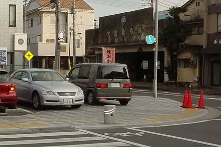 稲荷町通りの歩道にはみ出して停めている車 [2010年11月27日撮影]