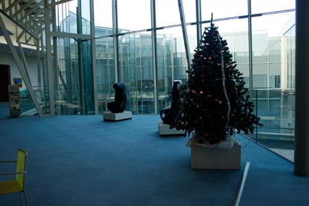 しもだて美術館ロビーのクリスマスツリー [2010年12月12日撮影]
