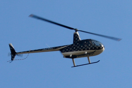 環境センター近くから飛び立つヘリコプター [2011年2月2日撮影]