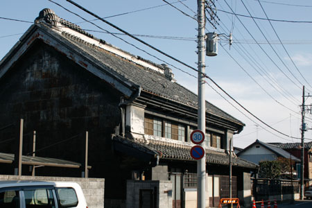 被災した金井町通りの伝統的建物 [2011年3月24日撮影]