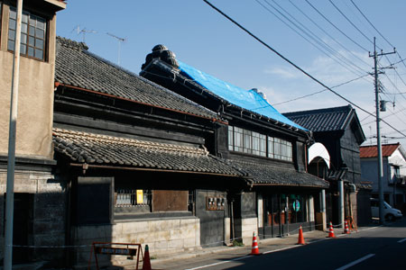 被災した金井町通りの伝統的建物 [2011年3月24日撮影]