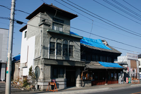 被災した田町の荒七酒店さんの伝統的建物 [2011年3月24日撮影]