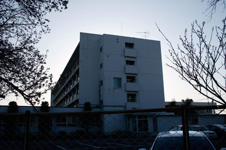 被災後の筑西市民病院 東面 [2011年4月12日撮影]