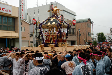 復元御披露目された歴史ある明治神輿 [2011年6月26日撮影]