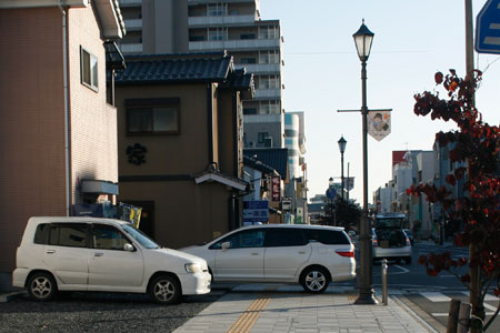 下館駅前通りの迷惑駐車 [2011年11月16日撮影]