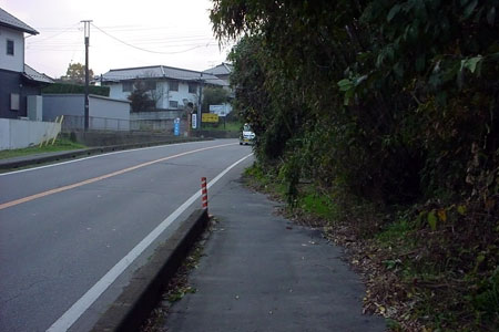 西方の大谷川の橋を渡った歩道が無くなるところ [2011年11月30日撮影]