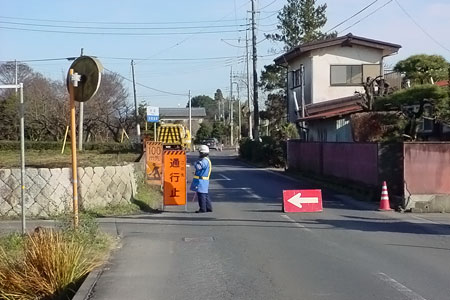 大田郷南の踏み切りを渡り最初の十字路が西端  [2011年12月10日撮影]