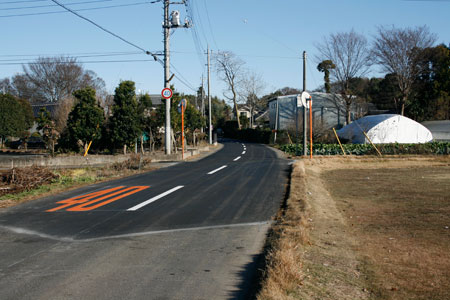 舗装補修工事が終了した野殿の道路 [2011年12月11日撮影]