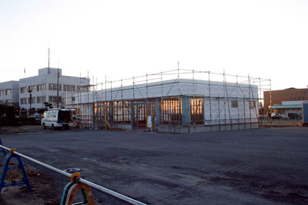 筑西警察署そばに建築中の建物 [2011年12月27日撮影]