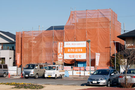 新しい住宅展示場を建築中の桧家住宅 [2011年12月28日撮影]