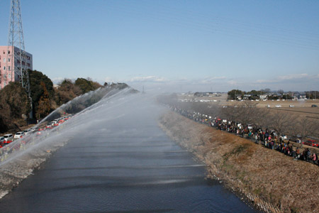 ISO設定値 1600 で撮影した放水試験の様子 [2012年1月8日撮影]
