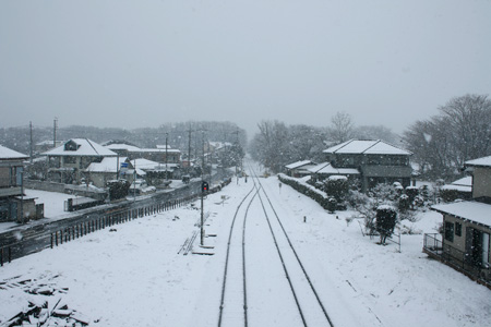 大田郷駅そばの歩道橋からの雪景色 [2012年2月29日撮影]