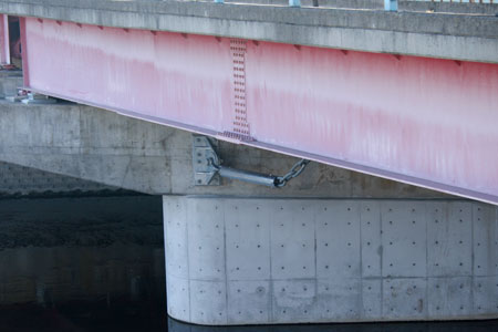 西方の大谷川の橋の耐震補強の様子 [2012年4月8日撮影]