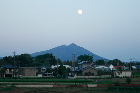 筑波山の上に出た、スーパームーン [2012年5月5日夕方撮影]