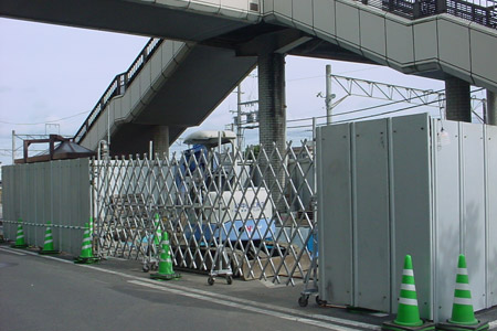 下館駅北口のエレベータの設置工事 [2012年9月27日撮影]