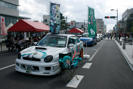 稲荷町通りにずらっと並んだ痛車 [2012年10月8日撮影]