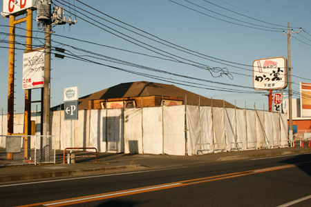 取り壊し工事中のかつ萬下館亭 [2012年11月21日撮影]