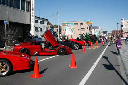 通りに並べられ一際目立っていたスポーツカー [2012年11月25日撮影]