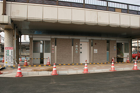 下館駅南に新設された公衆トイレ [2013年3月3日撮影]