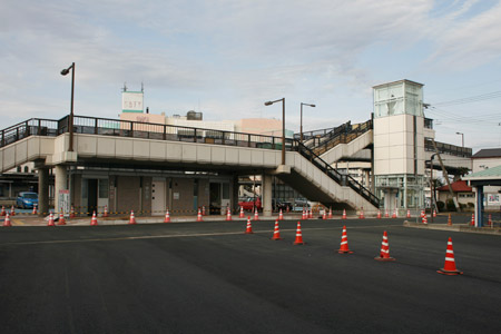 下館駅南に新設されたエレベータと公衆トイレ [2013年3月3日撮影]