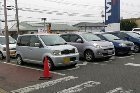 車椅子の方のための駐車スペースに停める一般車 [2013年3月25日撮影]