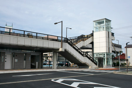 完成した下館駅南のエレベータ [2013年3月26日撮影]