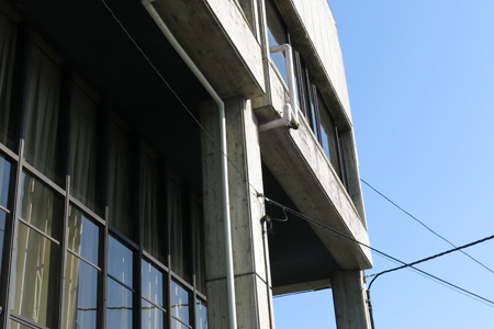 筑西市役所、柱の面より外側に飛び出たはり [2013年5月17日撮影]