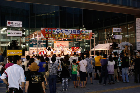 たくさんの人で溢れるちくせい舞祭と夜市 [2013年8月3日撮影]