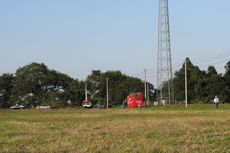 救助に出動した消防車やパトカー [2013年10月28日撮影]