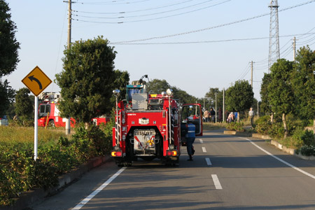 救助に出動した消防車やパトカー [2013年10月28日撮影]