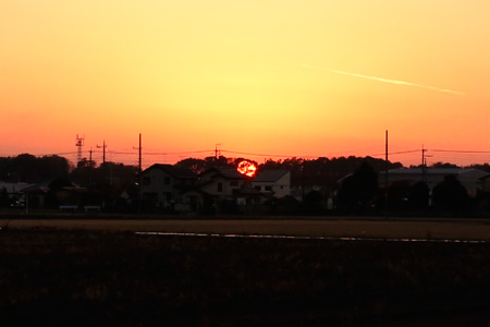 地平線に沈みゆく夕日 (1/2倍) [2013年11月24日撮影]