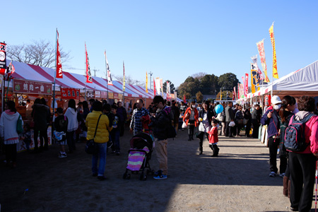 お客さんで一杯の新治小学校テント村 [2013年12月1日撮影]