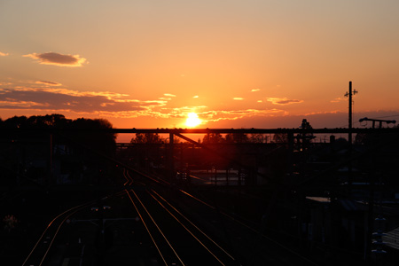 新治駅からの夕日 [2013年12月1日撮影]