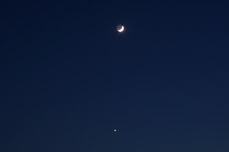 宵の明星、三日月と金星 [2013年12月6日撮影]