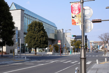 フラッグが取り付けられた稲荷町通りの街路灯 [2014年2月1日撮影]