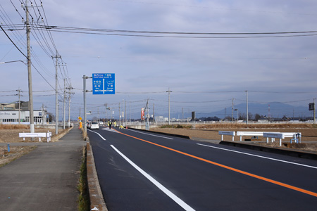 駅前通りを南下し国道294号との交差点を越えた付近 [2014年2月1日撮影]