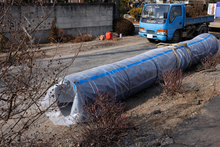 上水道の送水管の埋設工事 [2014年2月1日撮影]
