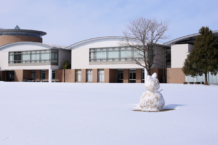 県西生涯学習センターの大きな雪だるま [2014年2月9日撮影]